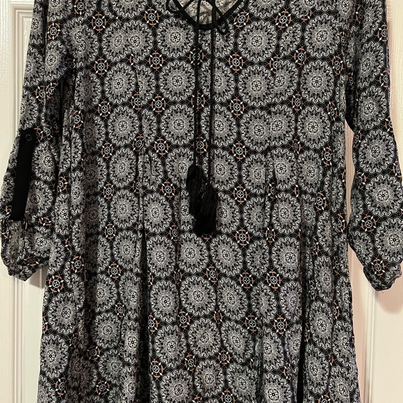 Hem & Thread Dress - Picture 4 of 10